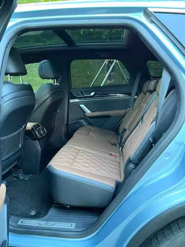 Vehicle photo 7
