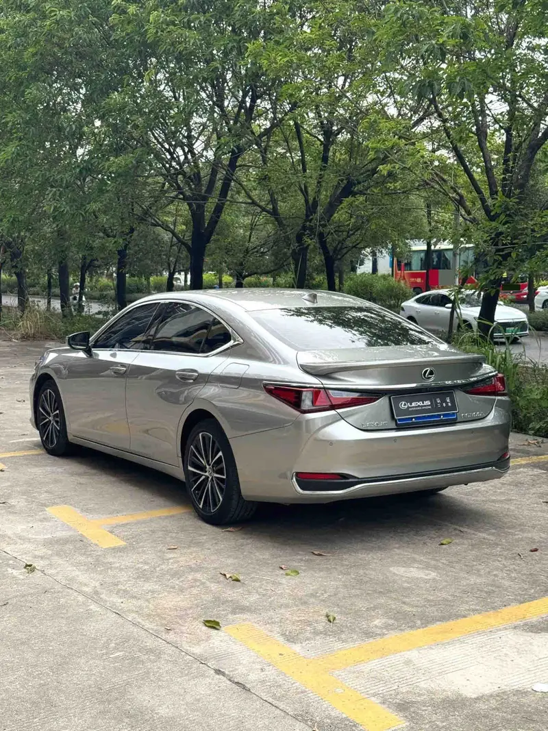Vehicle photo 2