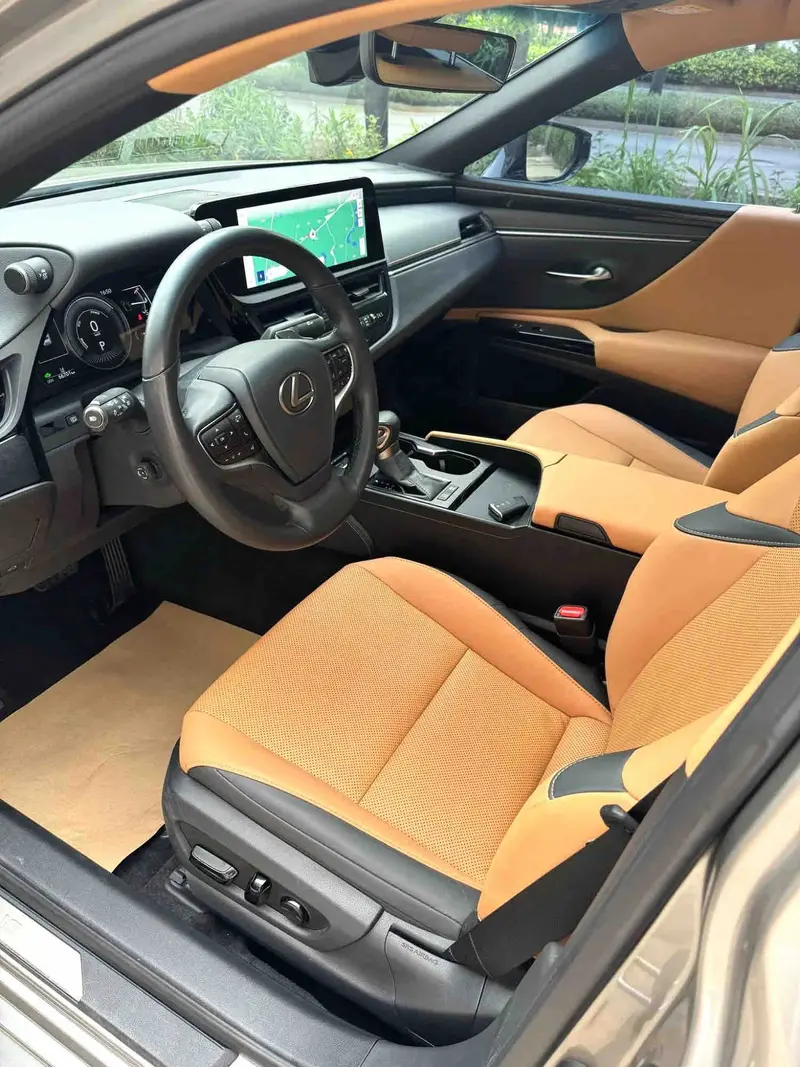 Vehicle photo 3