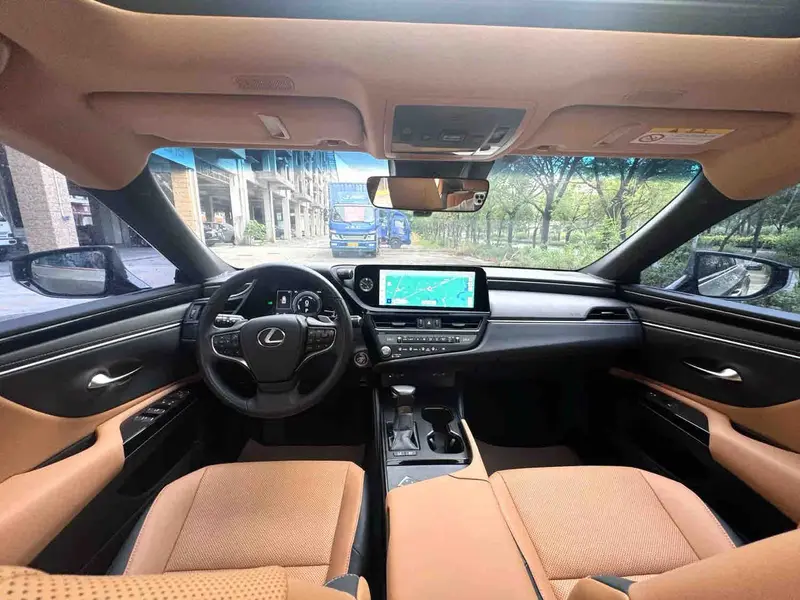 Vehicle photo 4