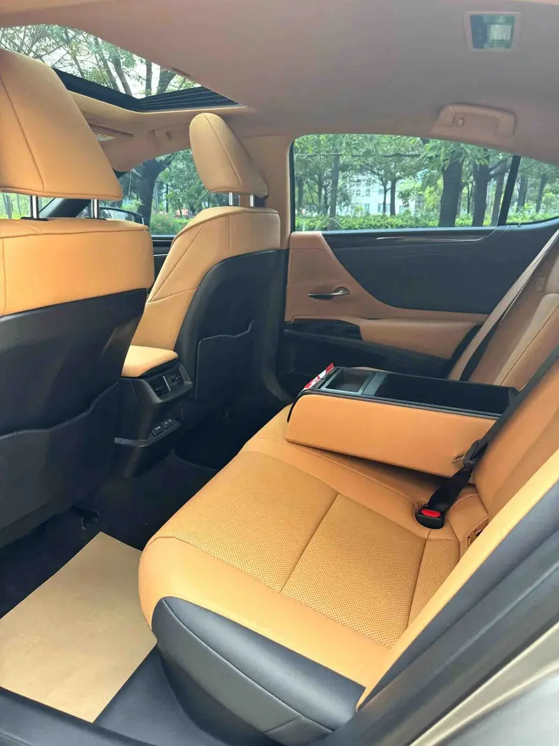 Vehicle photo 5