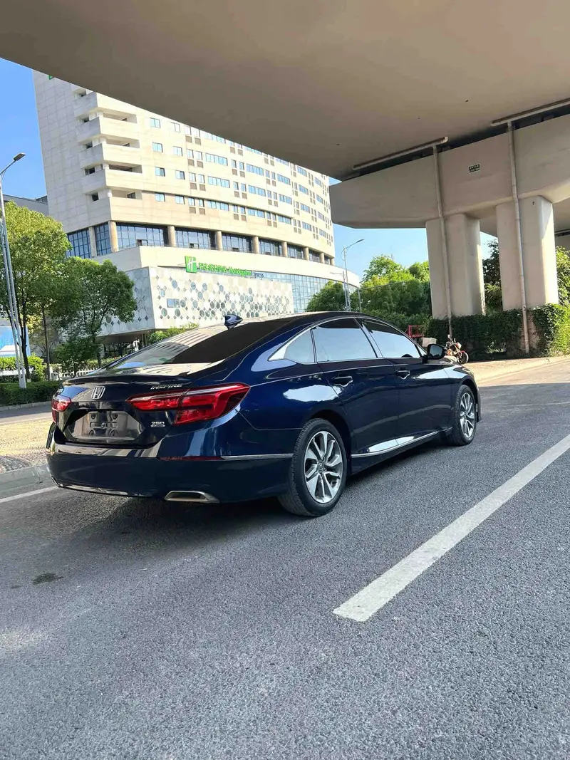 Vehicle photo 6