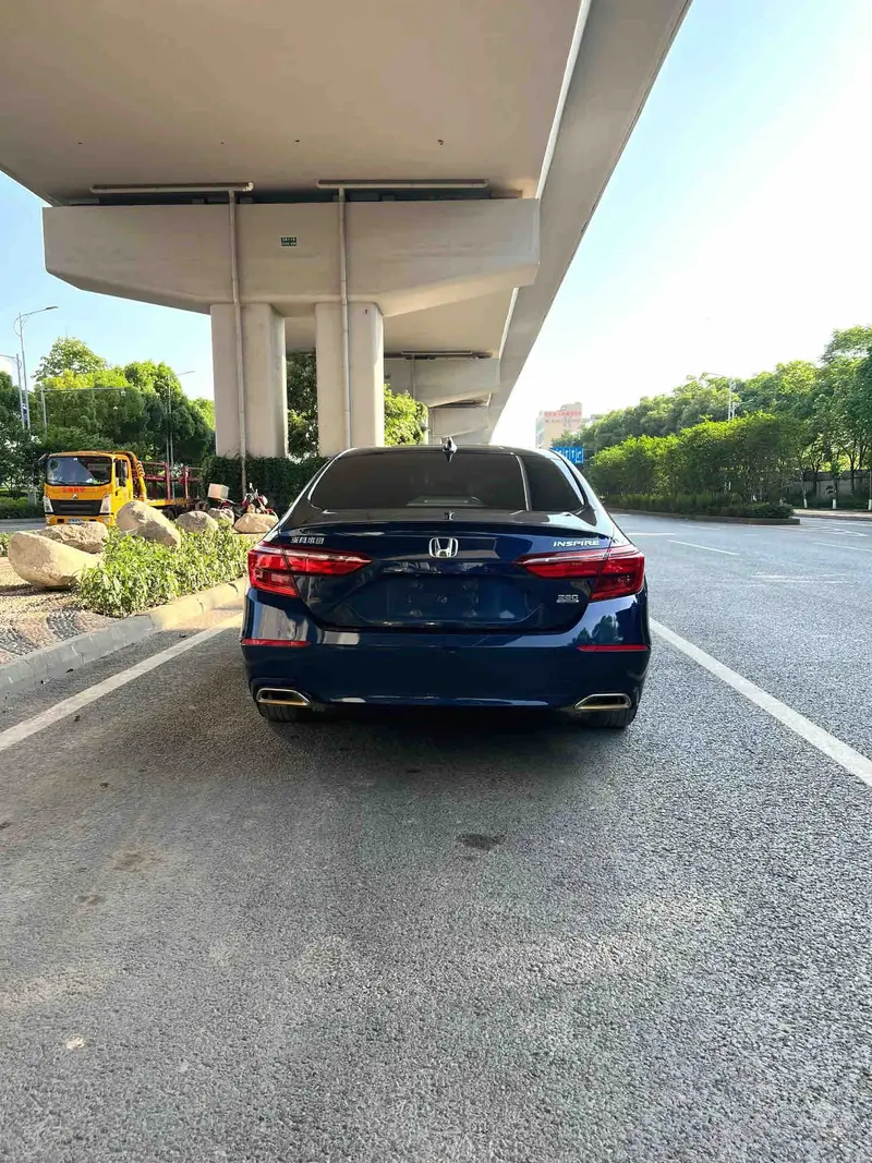 Vehicle photo 7