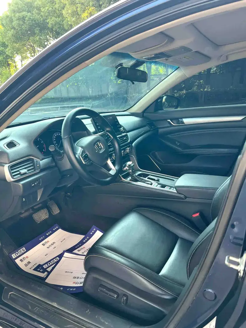 Vehicle photo 8