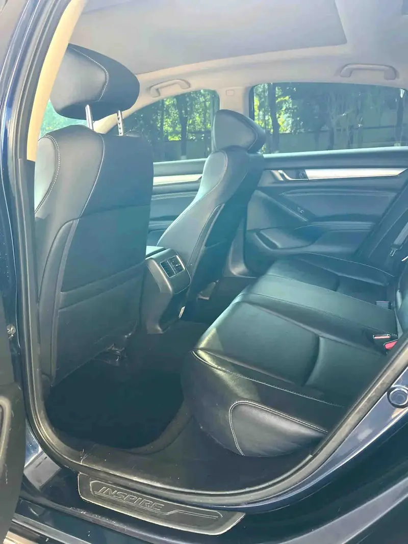 Vehicle photo 9