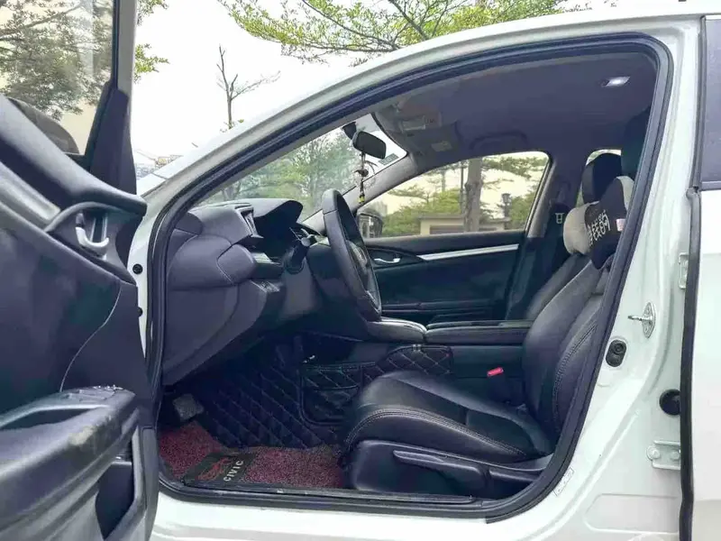Vehicle photo 7