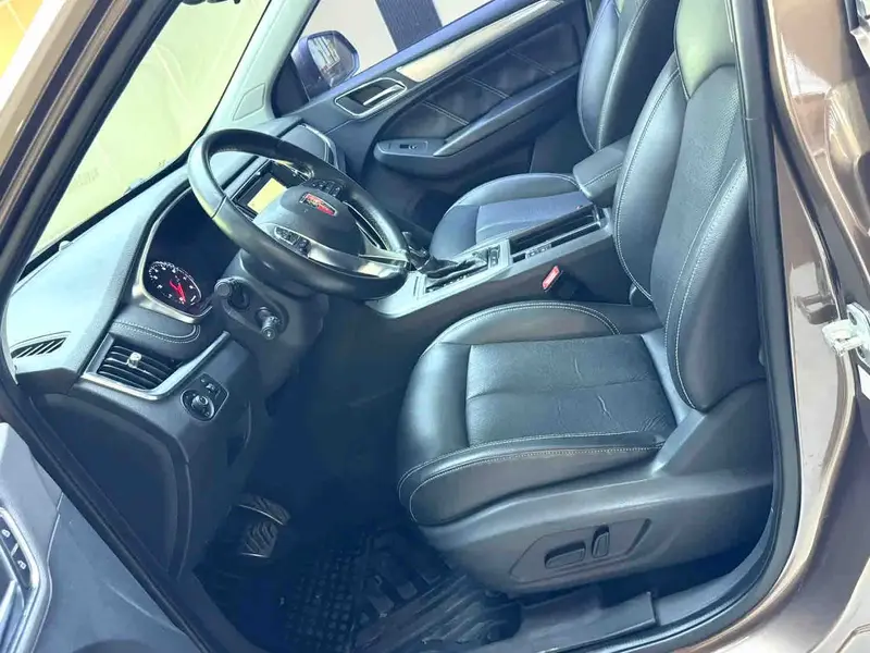 Vehicle photo 8