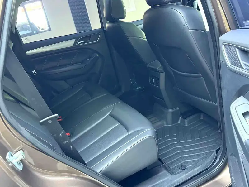 Vehicle photo 9