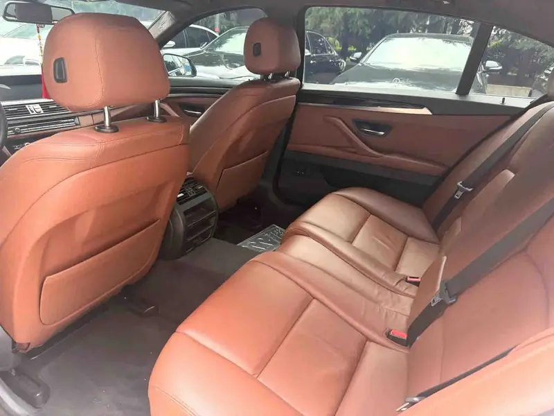 Vehicle photo 7