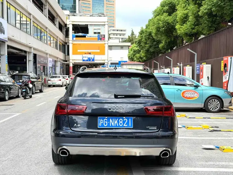 Vehicle photo 4