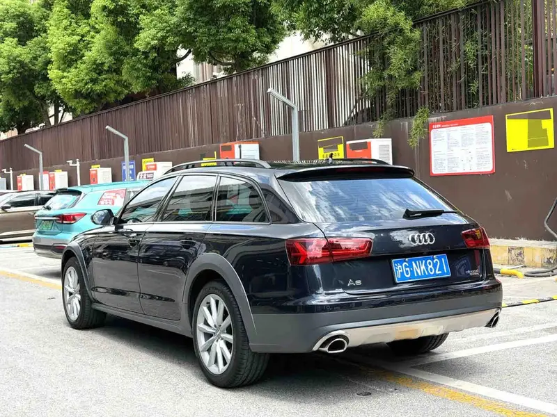 Vehicle photo 5