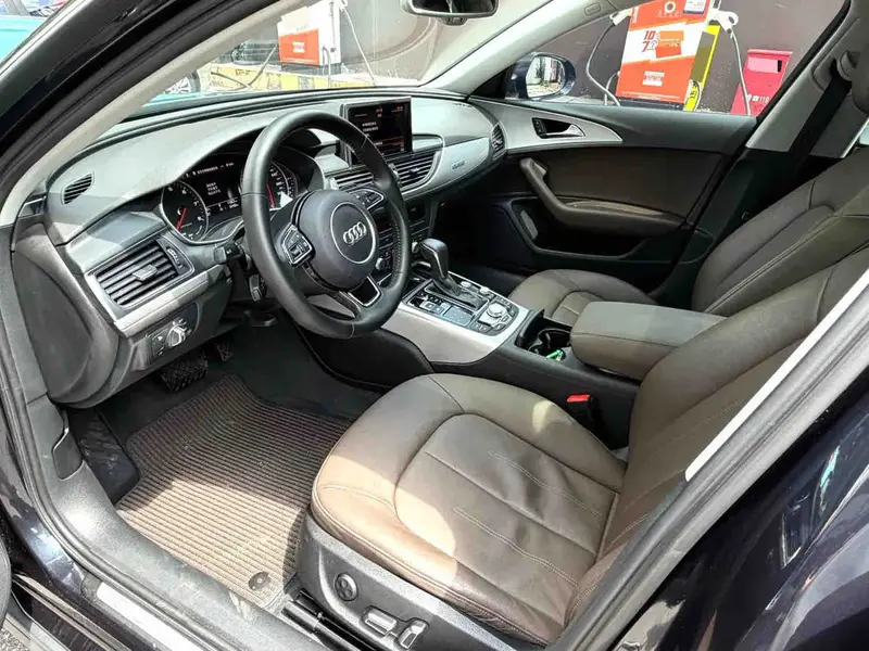 Vehicle photo 7