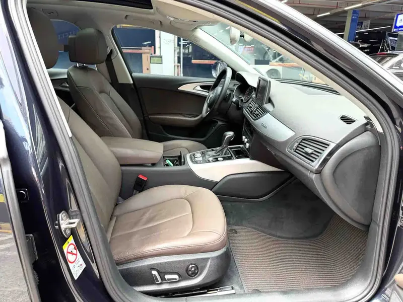 Vehicle photo 8