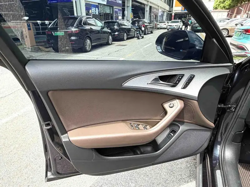 Vehicle photo 13