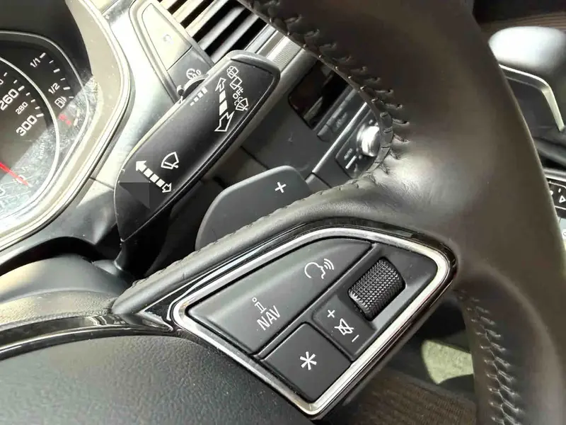 Vehicle photo 14