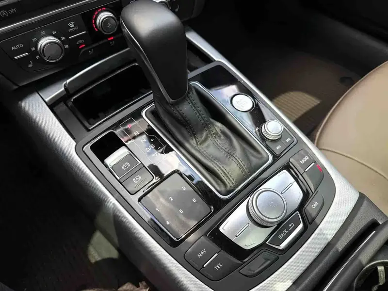 Vehicle photo 15