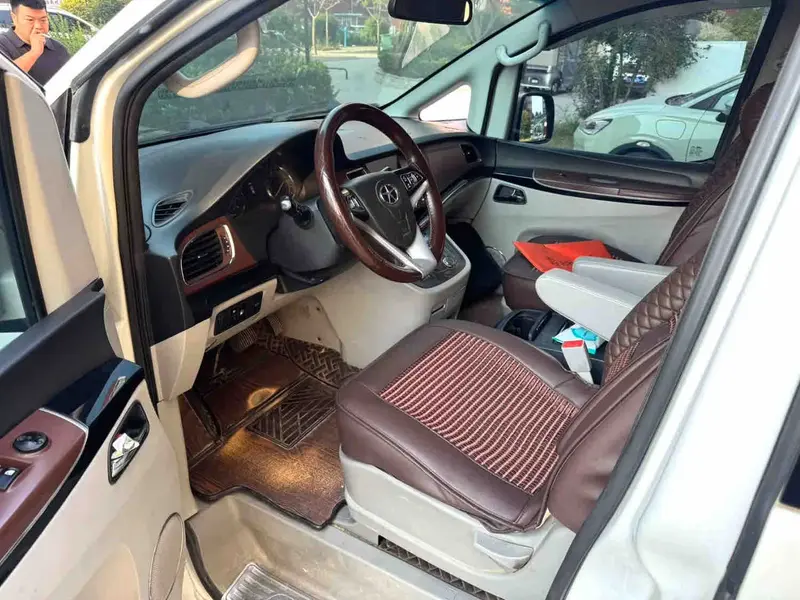 Vehicle photo 4