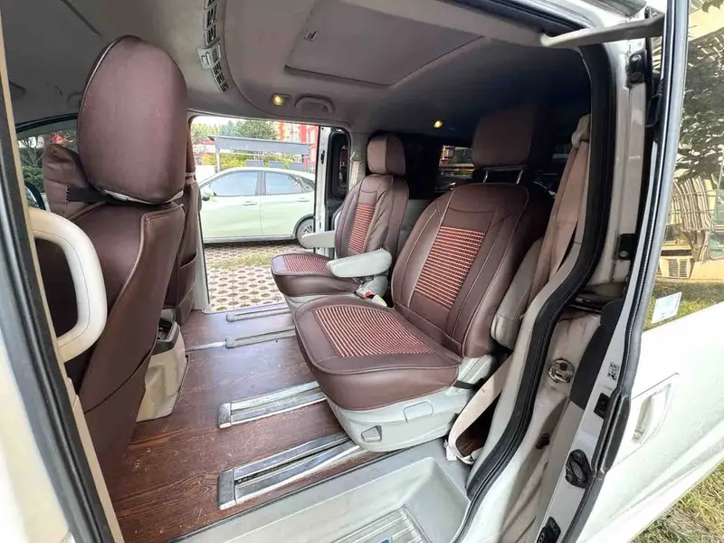 Vehicle photo 5