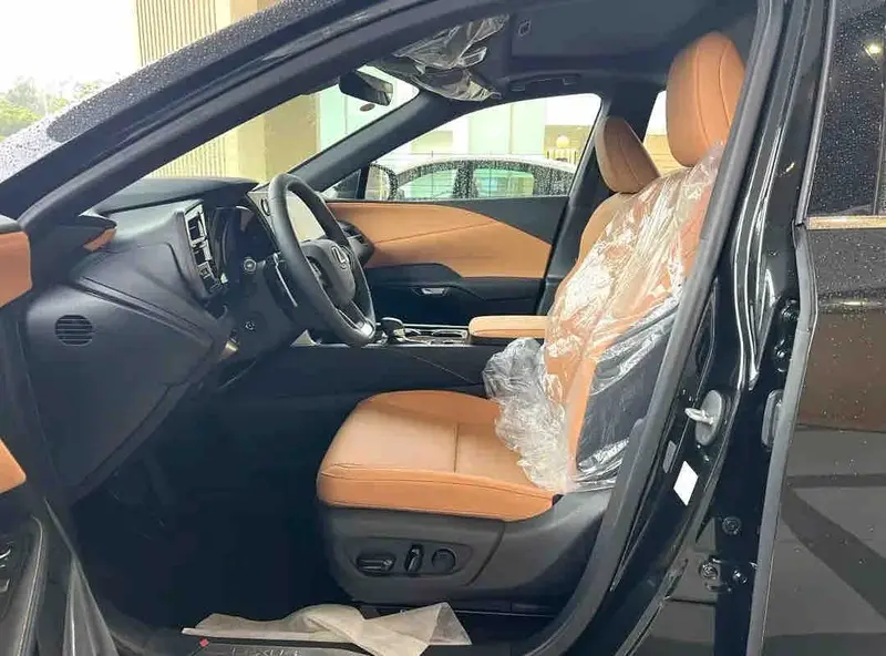 Vehicle photo 7