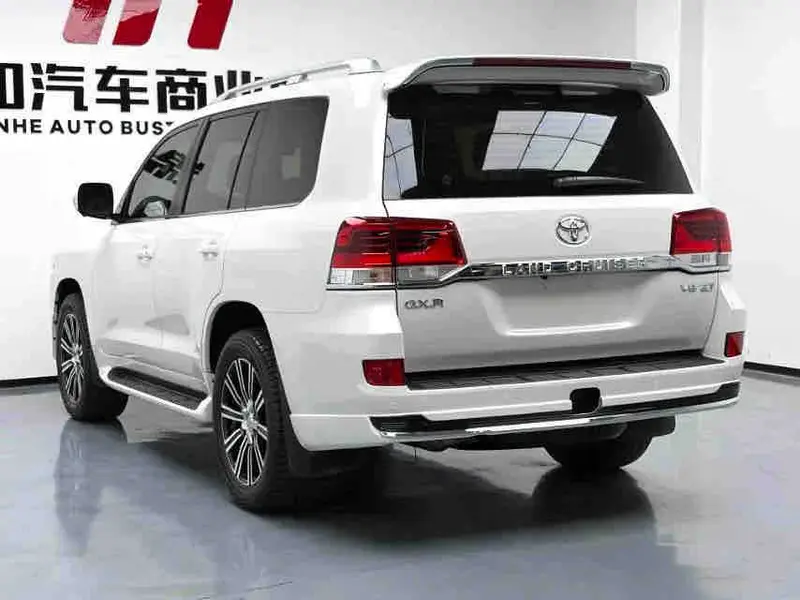 Vehicle photo 6