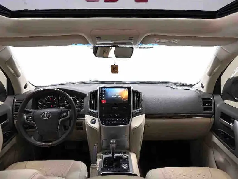 Vehicle photo 7