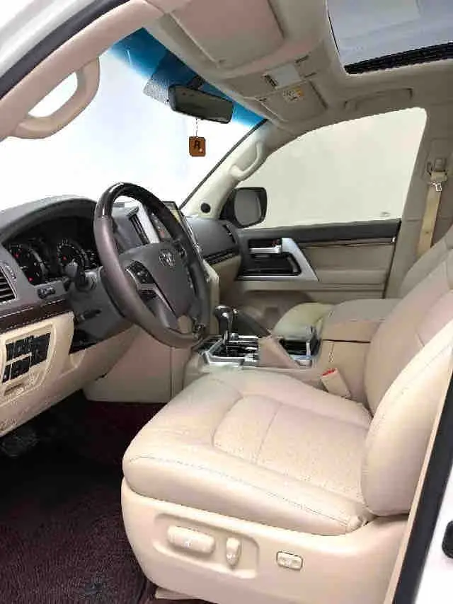 Vehicle photo 8