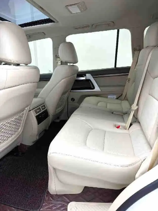 Vehicle photo 9
