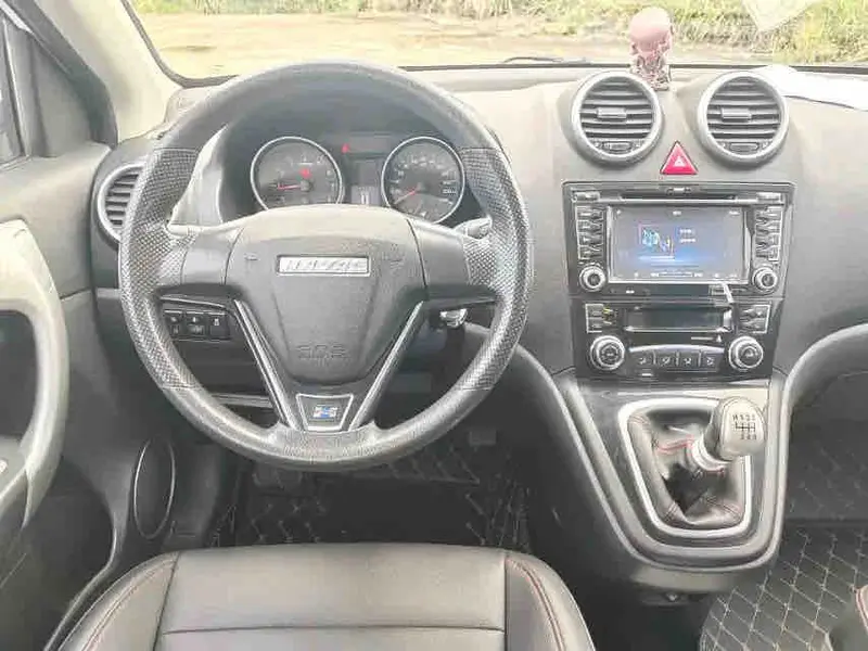 Vehicle photo 9