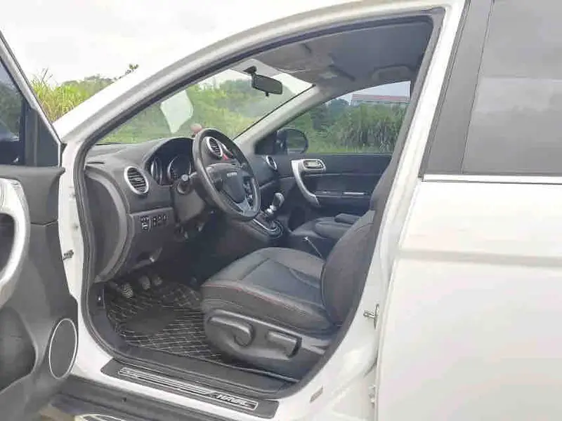 Vehicle photo 10