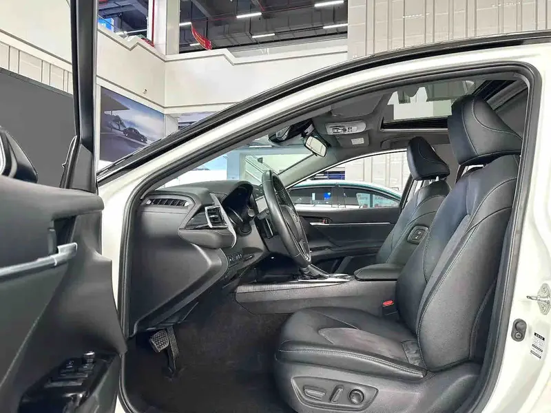 Vehicle photo 5
