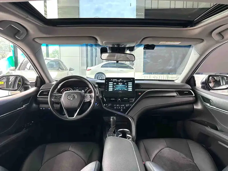 Vehicle photo 6