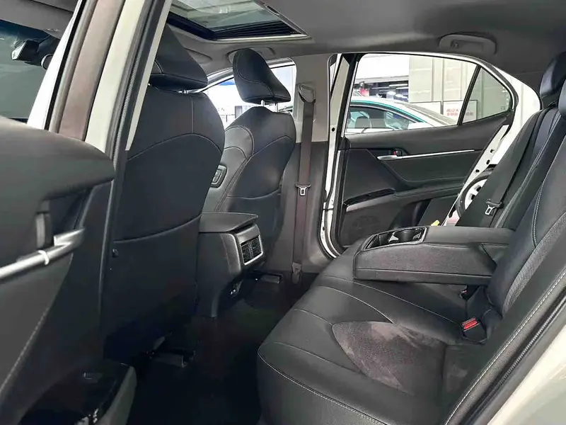 Vehicle photo 7