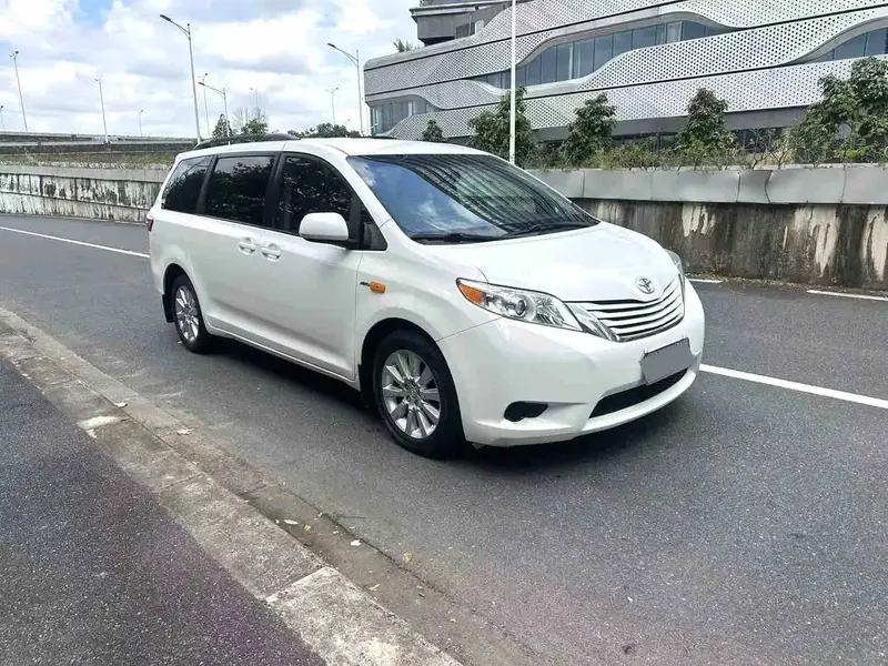 Vehicle photo 3
