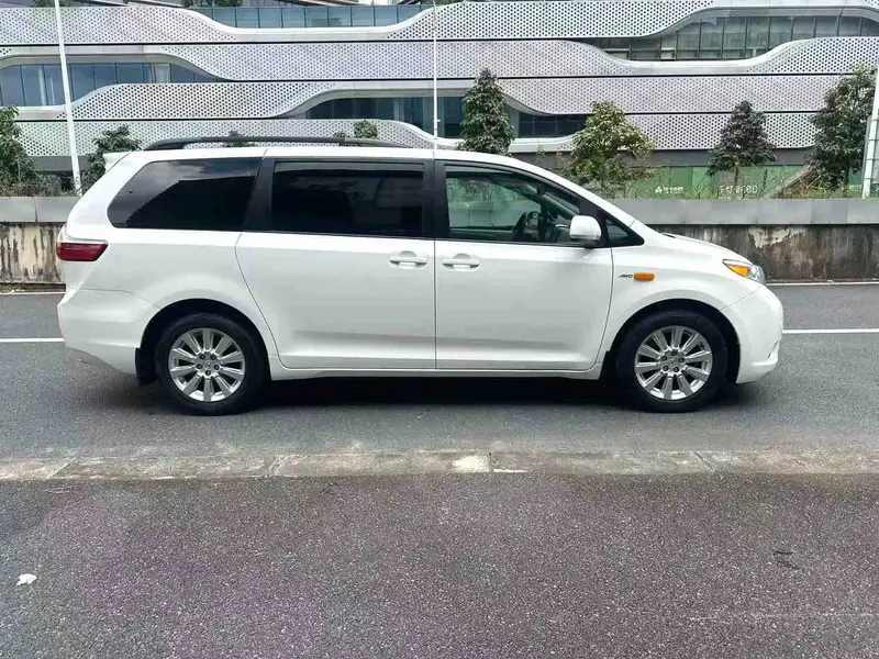 Vehicle photo 4