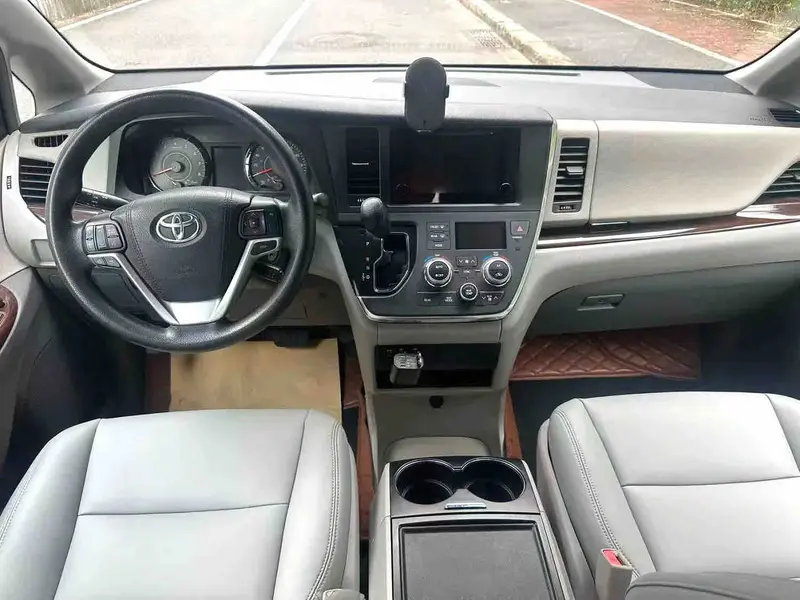 Vehicle photo 5