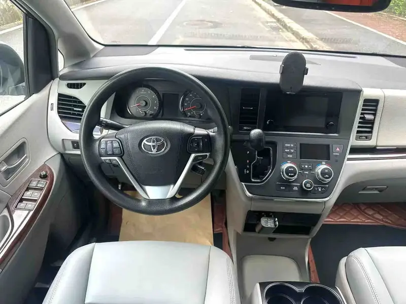 Vehicle photo 6