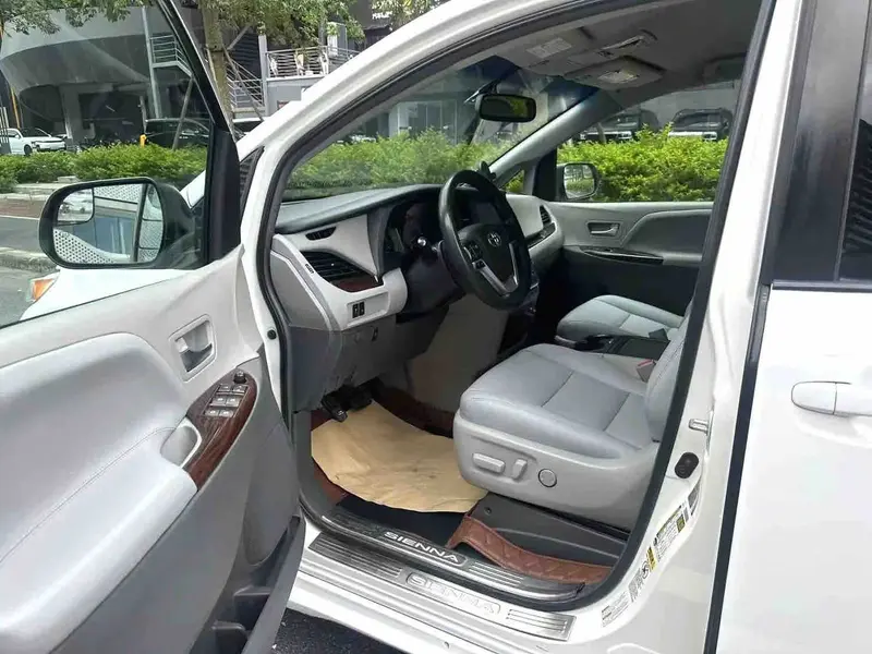 Vehicle photo 7