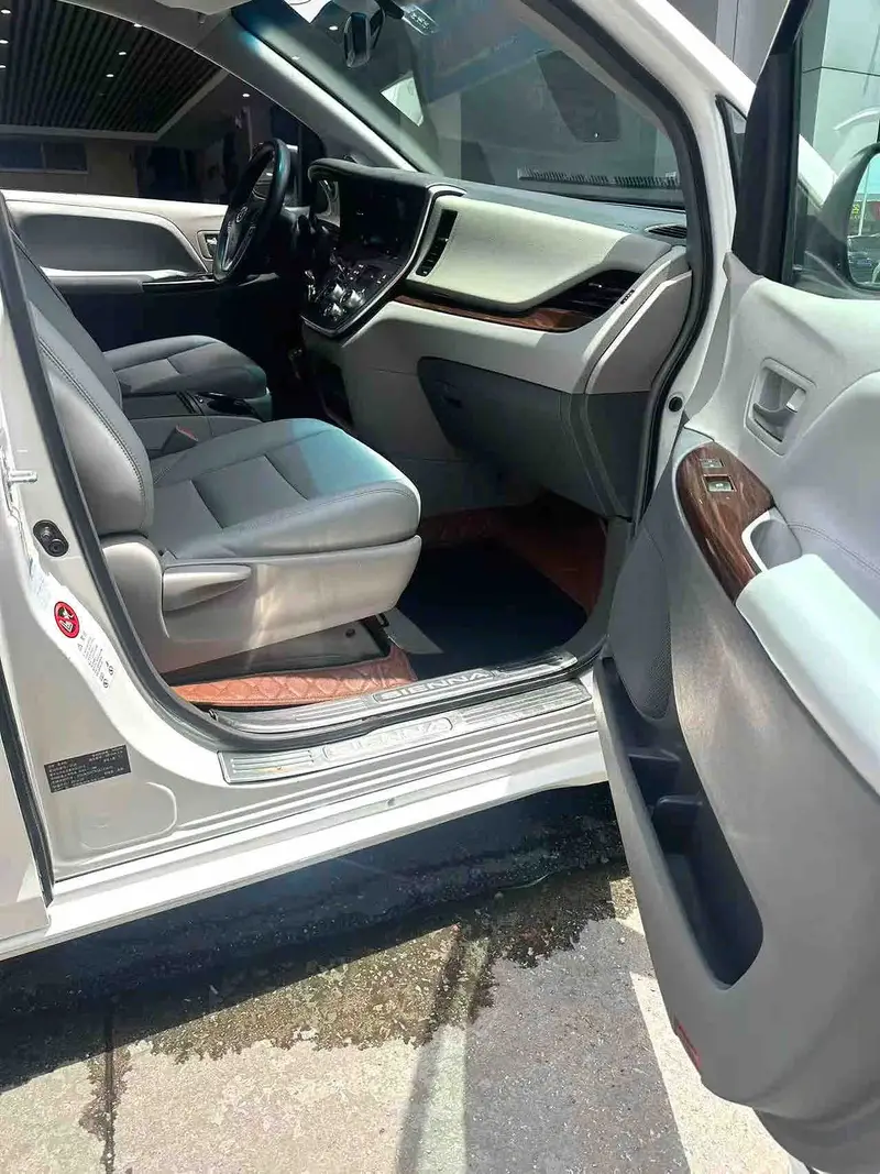 Vehicle photo 8