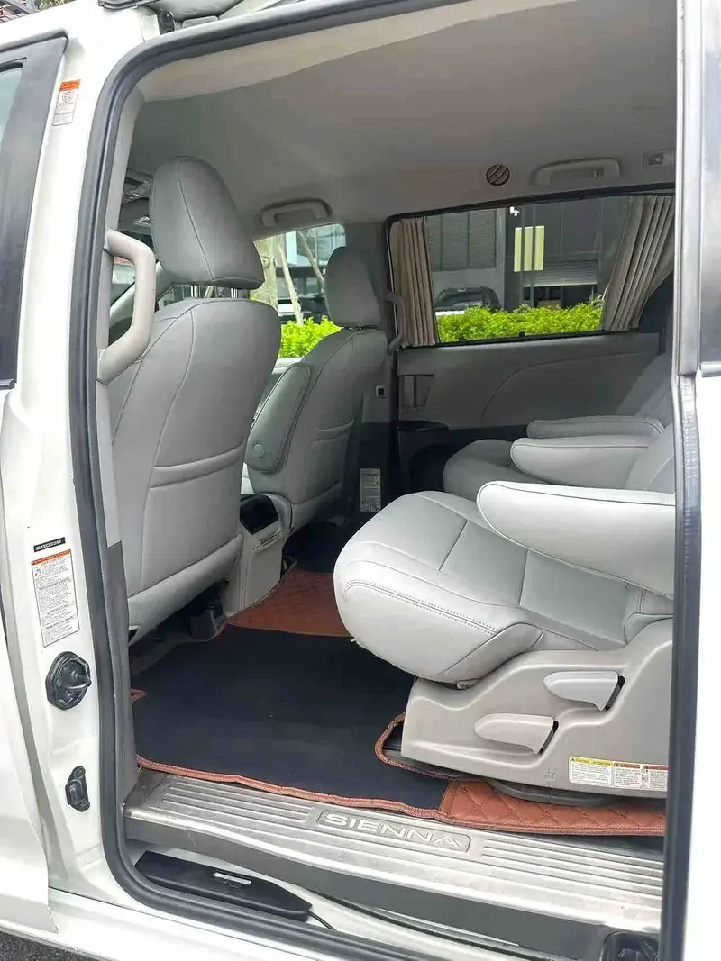 Vehicle photo 9
