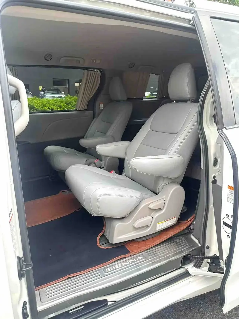 Vehicle photo 10