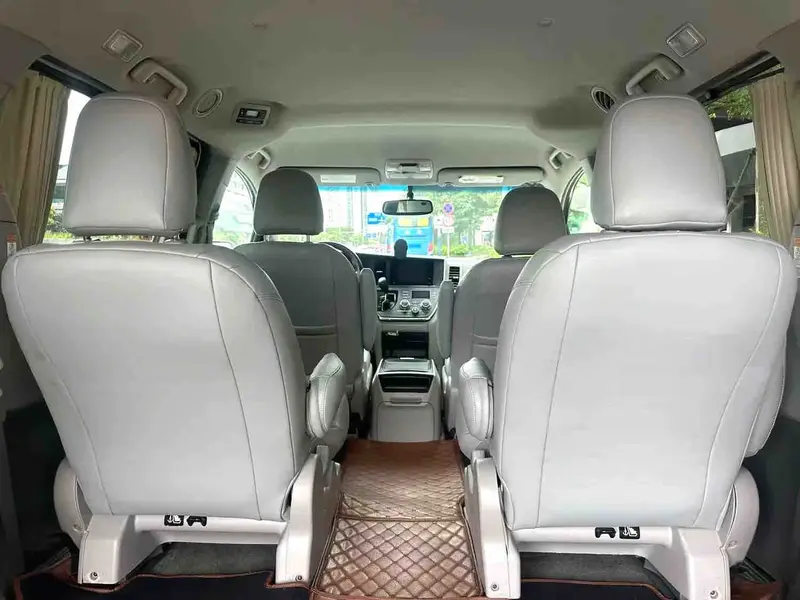 Vehicle photo 11
