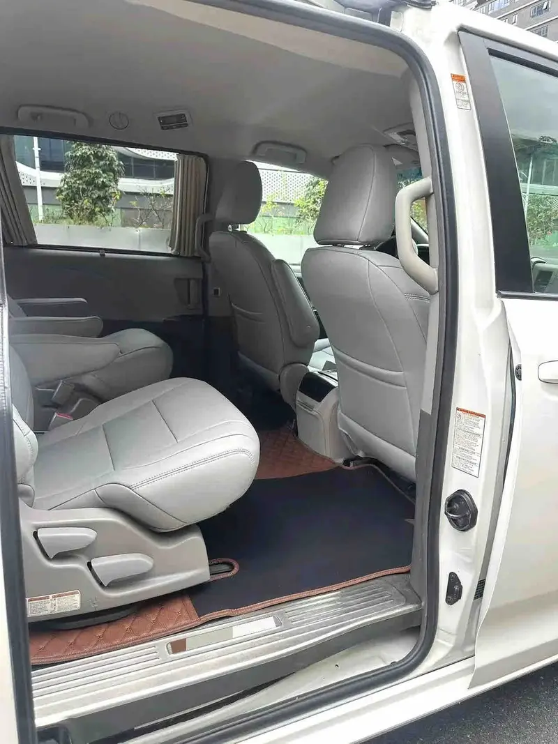 Vehicle photo 13