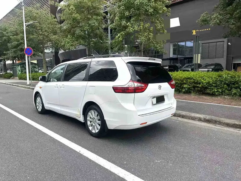Vehicle photo 14