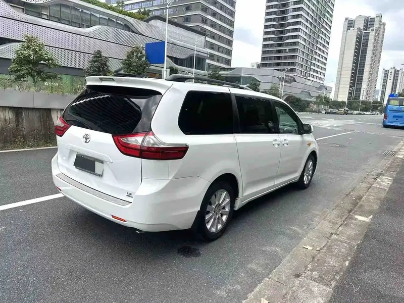 Vehicle photo 15