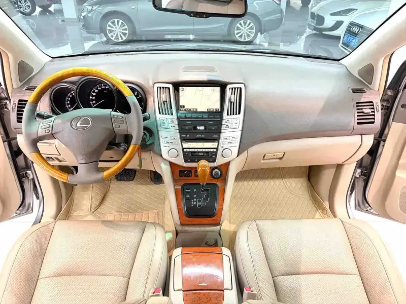 Vehicle photo 7