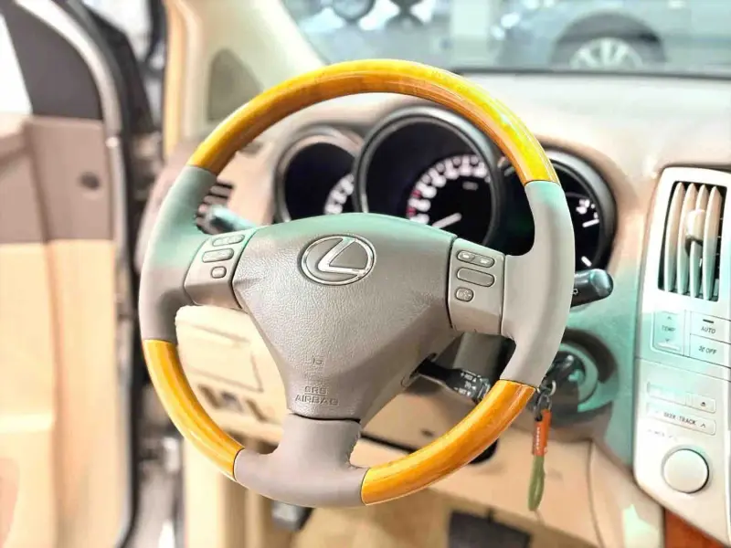 Vehicle photo 9