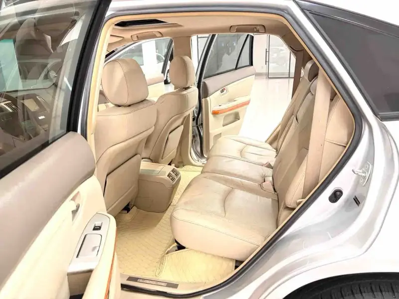 Vehicle photo 12