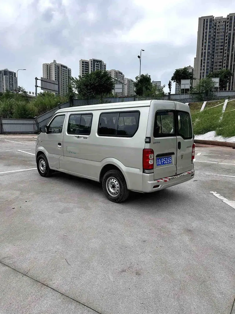 Vehicle photo 4