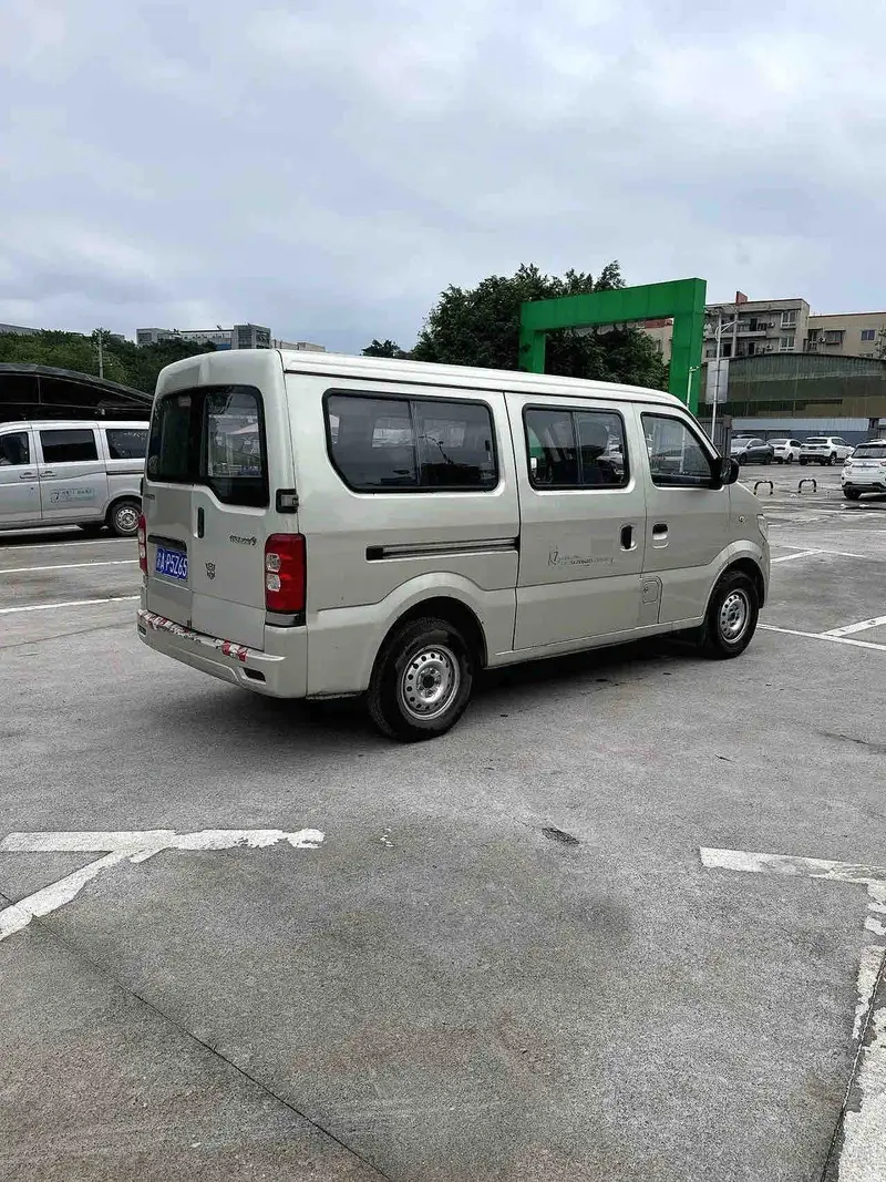 Vehicle photo 6