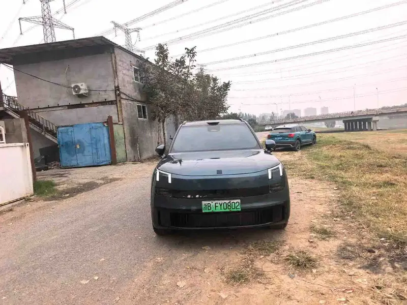 Vehicle photo 2
